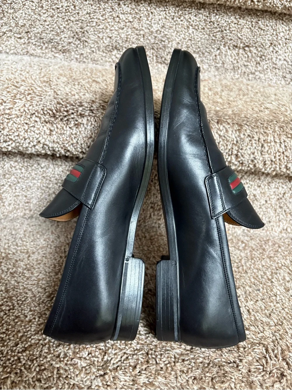 Gucci Men's Black Leather Loafers with Green & Red Stripe